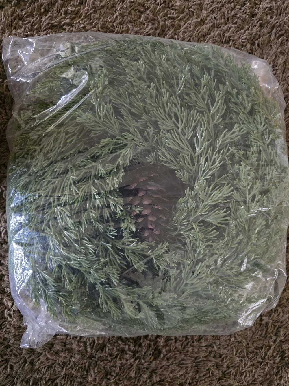 Holiday Cedar Pine Garland with Pinecones. 6 Feet. NEW.